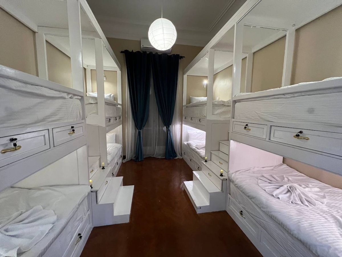 Marilyn Monroe female Dormitory room in hostel