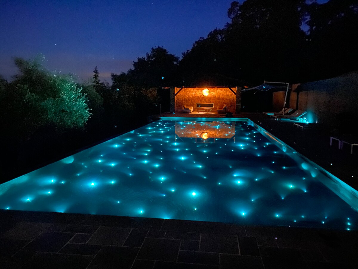 Luxury private villa. Amazing views, infinity pool