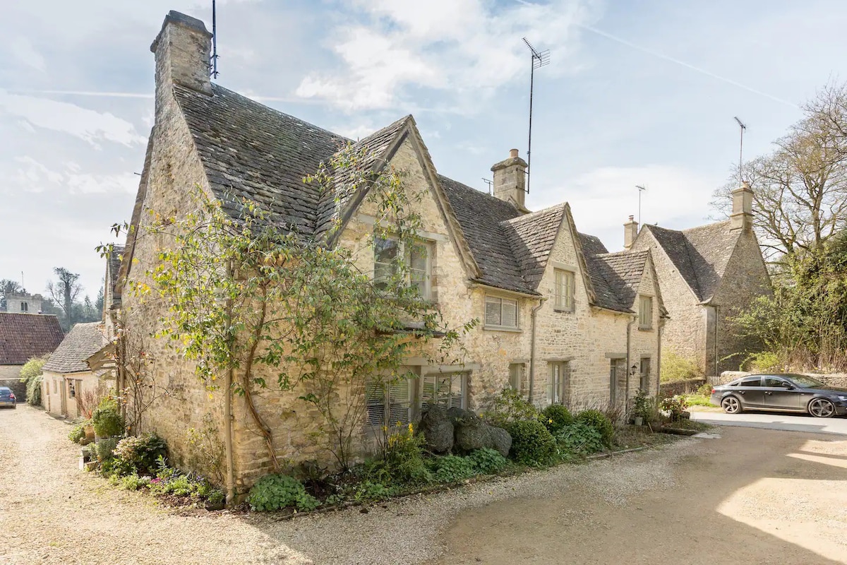 Bibury Cotswolds charming grade II listed cottage