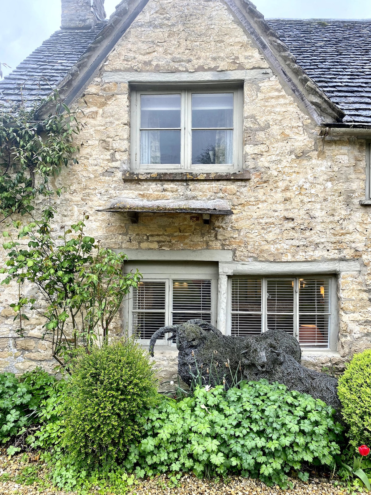 Bibury Cotswolds charming grade II listed cottage