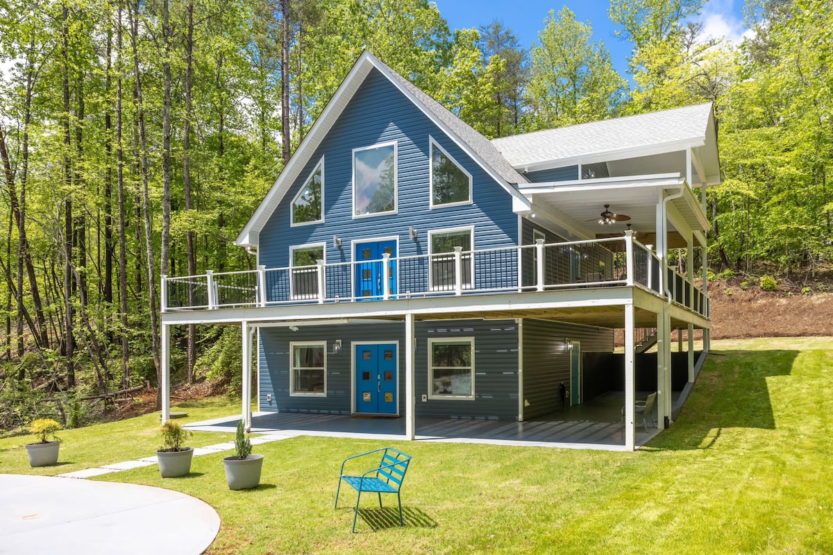 The Blue Cabin: Modern Cabin on Lake Hartwell