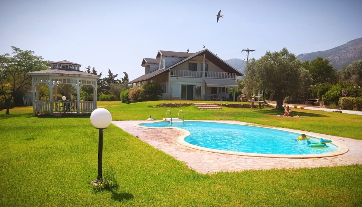 Farmhouse with pool minutes from beach
