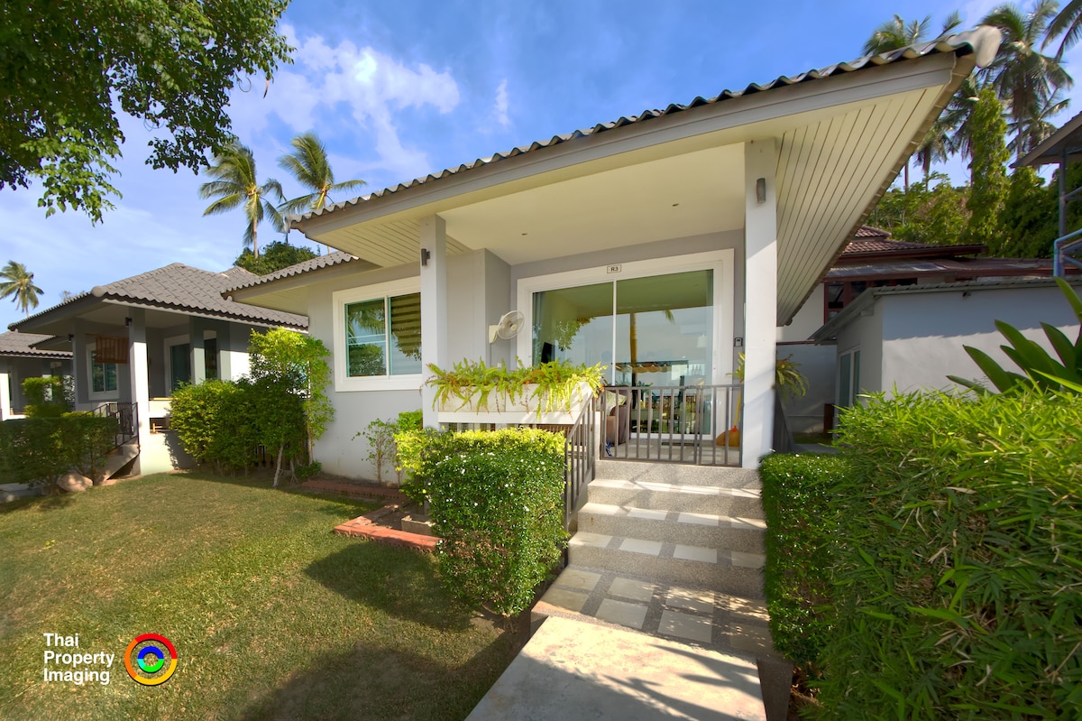 Quiet Bungalow w Salt Pool & Views to Sea (R3)