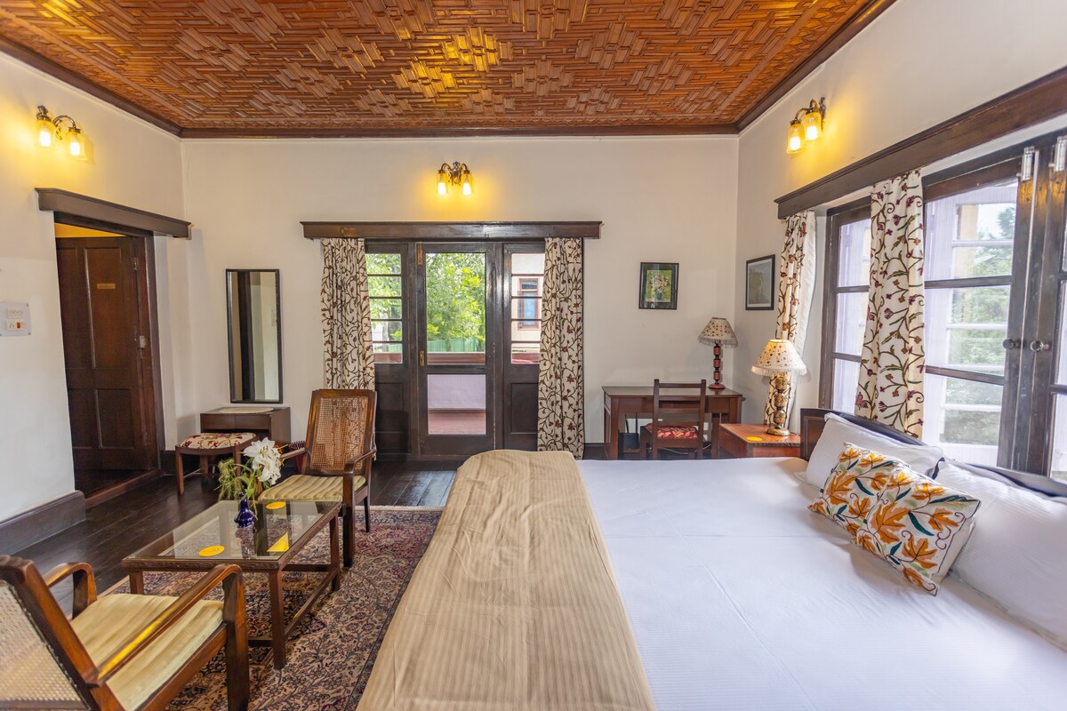 Heritage Bungalow with Lawn in heart of Srinagar