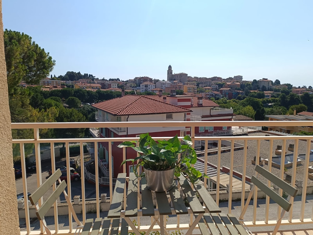 Appartamento con vista a Sirolo. Parch. gratuito.