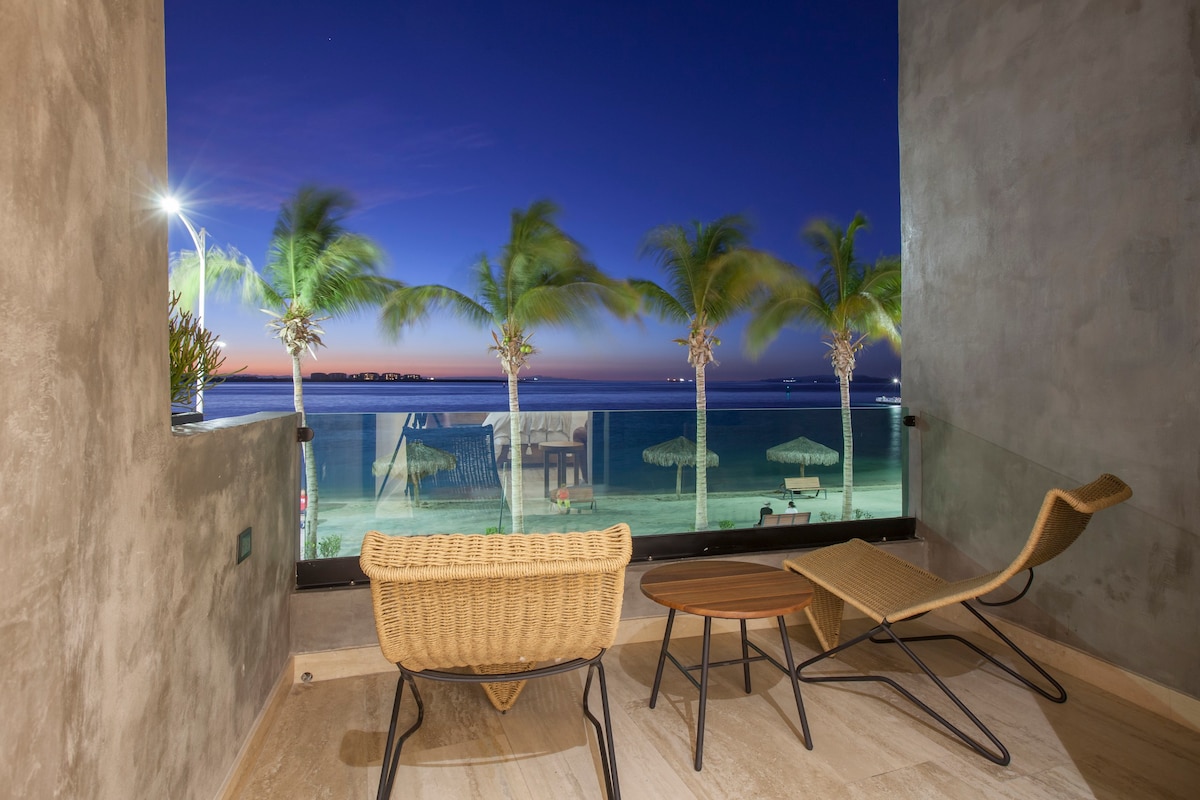 Unique Luxurious Suite w/Ocean View for 4 Guests
