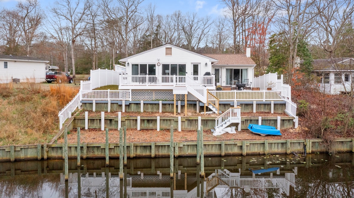 Waterfront Cottage on Placid Bay