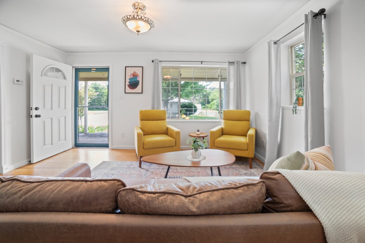 Fresh | Colorful | Serene Upstairs Room