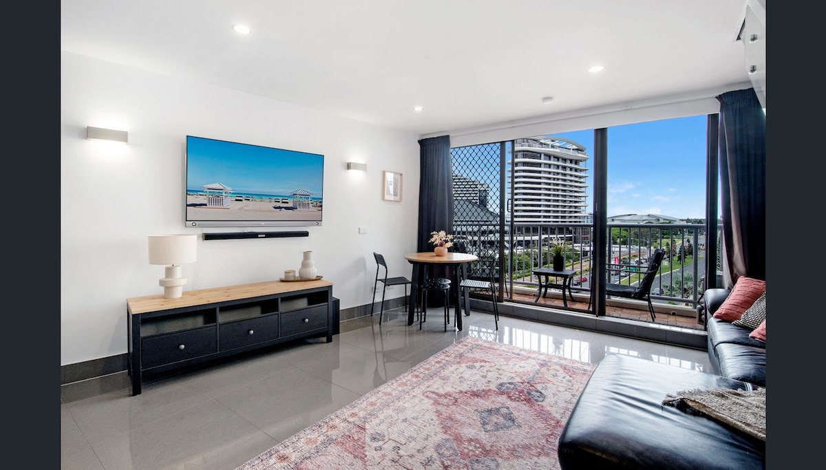 Broadbeach Luxury 2 story apartment