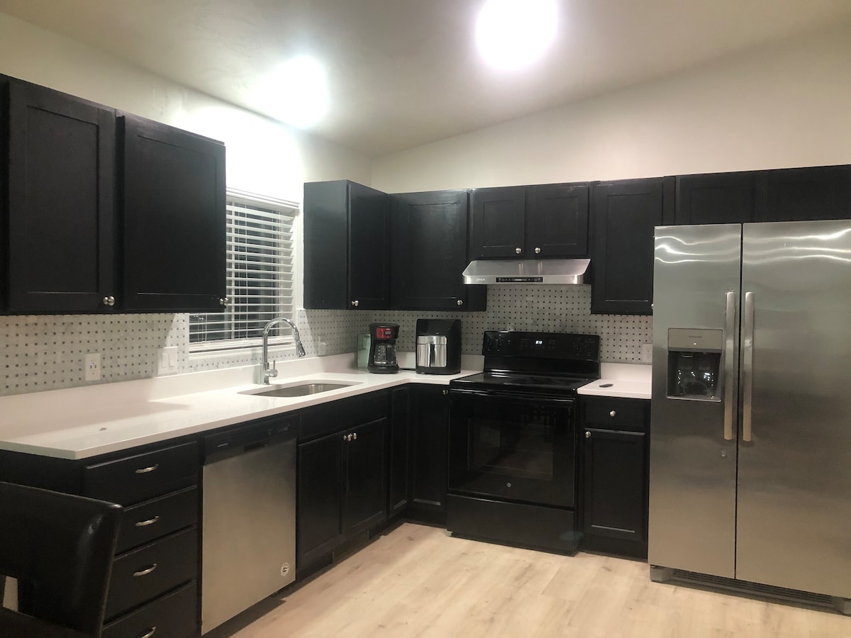 EntireHome!4BR2Bath-w/BBQSetup!