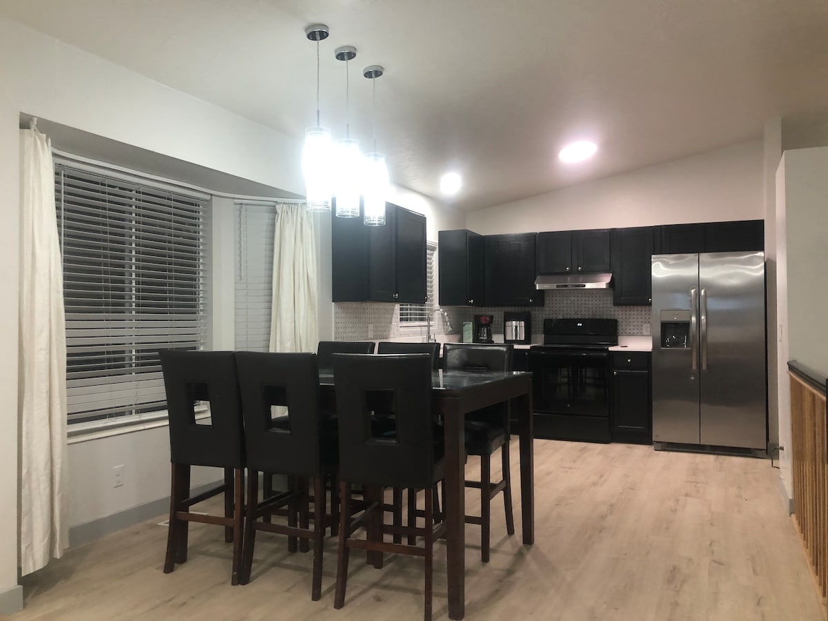 EntireHome!4BR2Bath-w/BBQSetup!