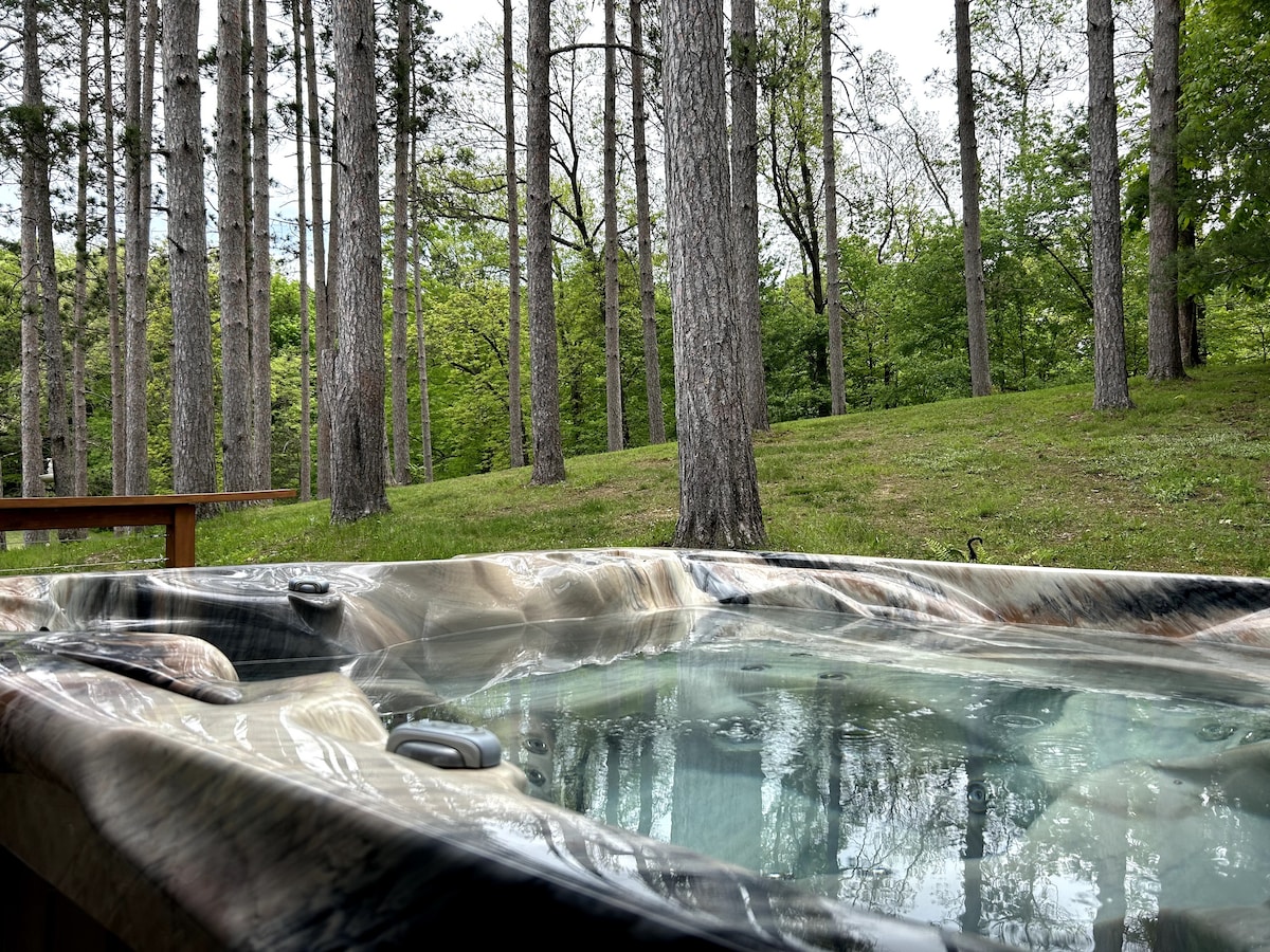 现代Hocking Hills度假屋+热水浴缸+火坑+池塘