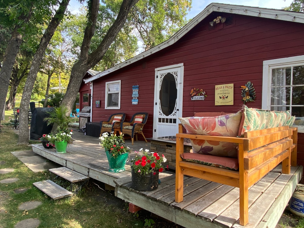 Cheerful Sunset Cottage at Katepwa Lake