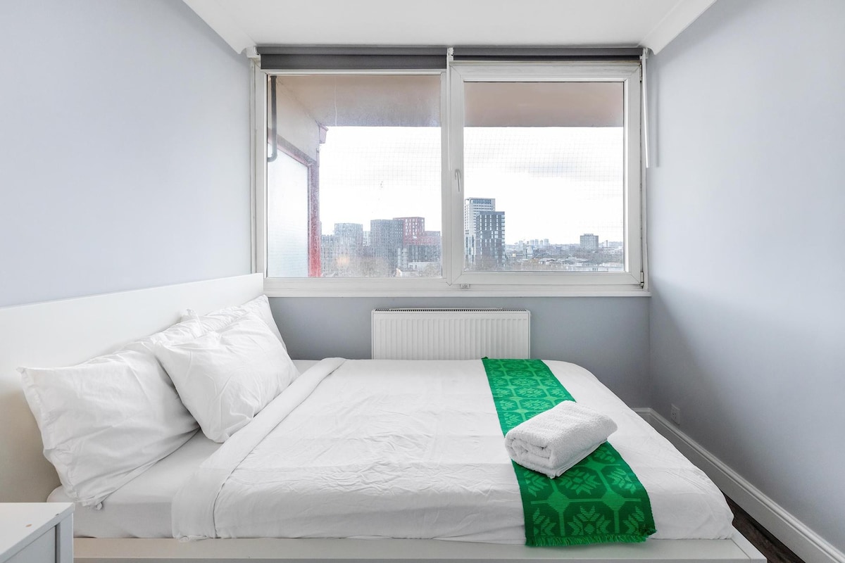 A Newly renovated large room amazing view, kings X