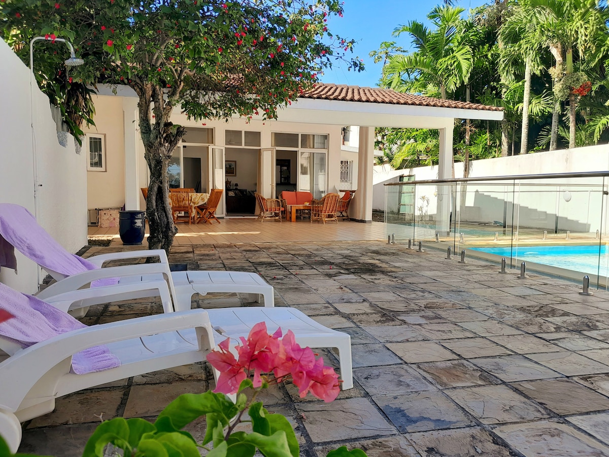 Coral Cottage single room in beachfront house