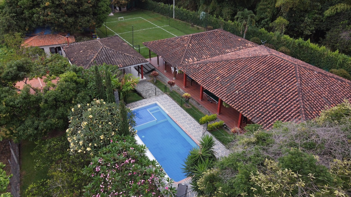 Gran CasaFinca Familiar - Piscina, Cancha, Billar