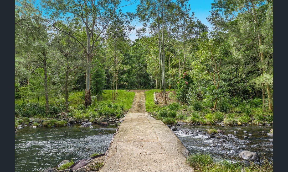 Private luxury in the mountains with running creek