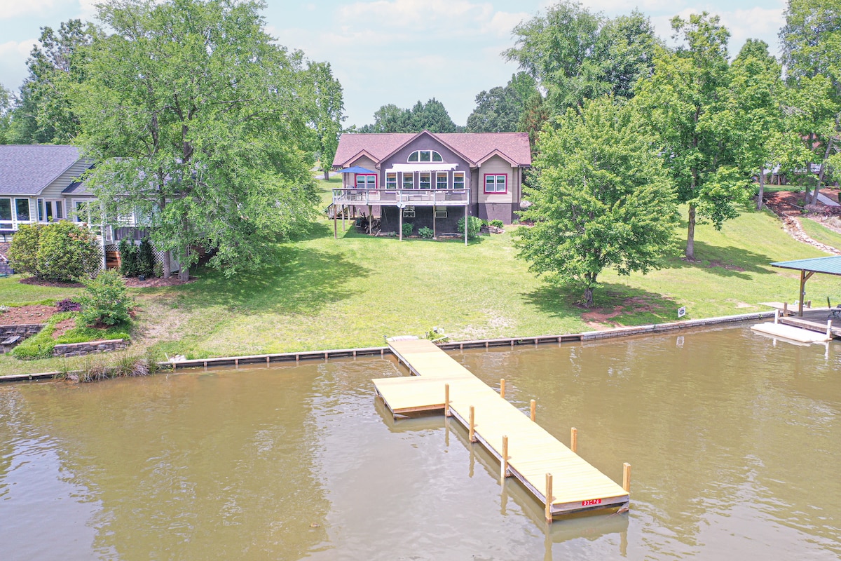 Spacious Newly Renovated 3Br/3Bath home with dock