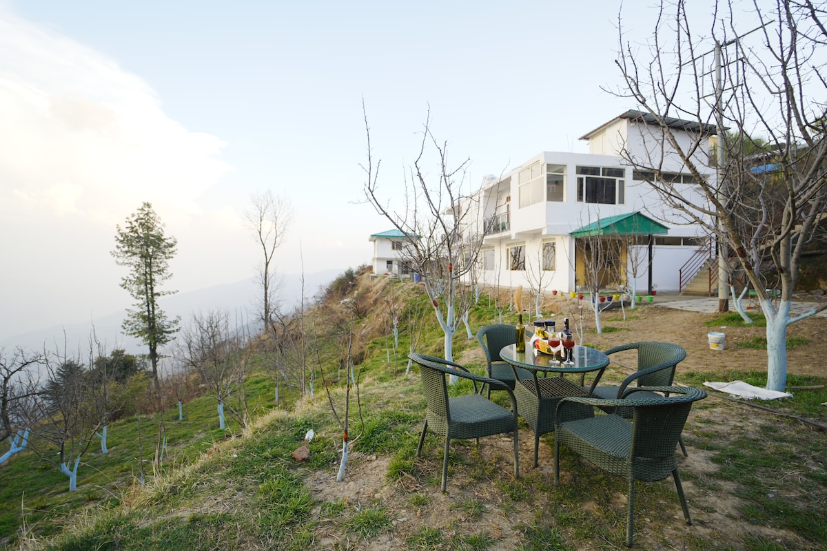 4 Bedroom/12 guests Villa , Fagu , Shimla.