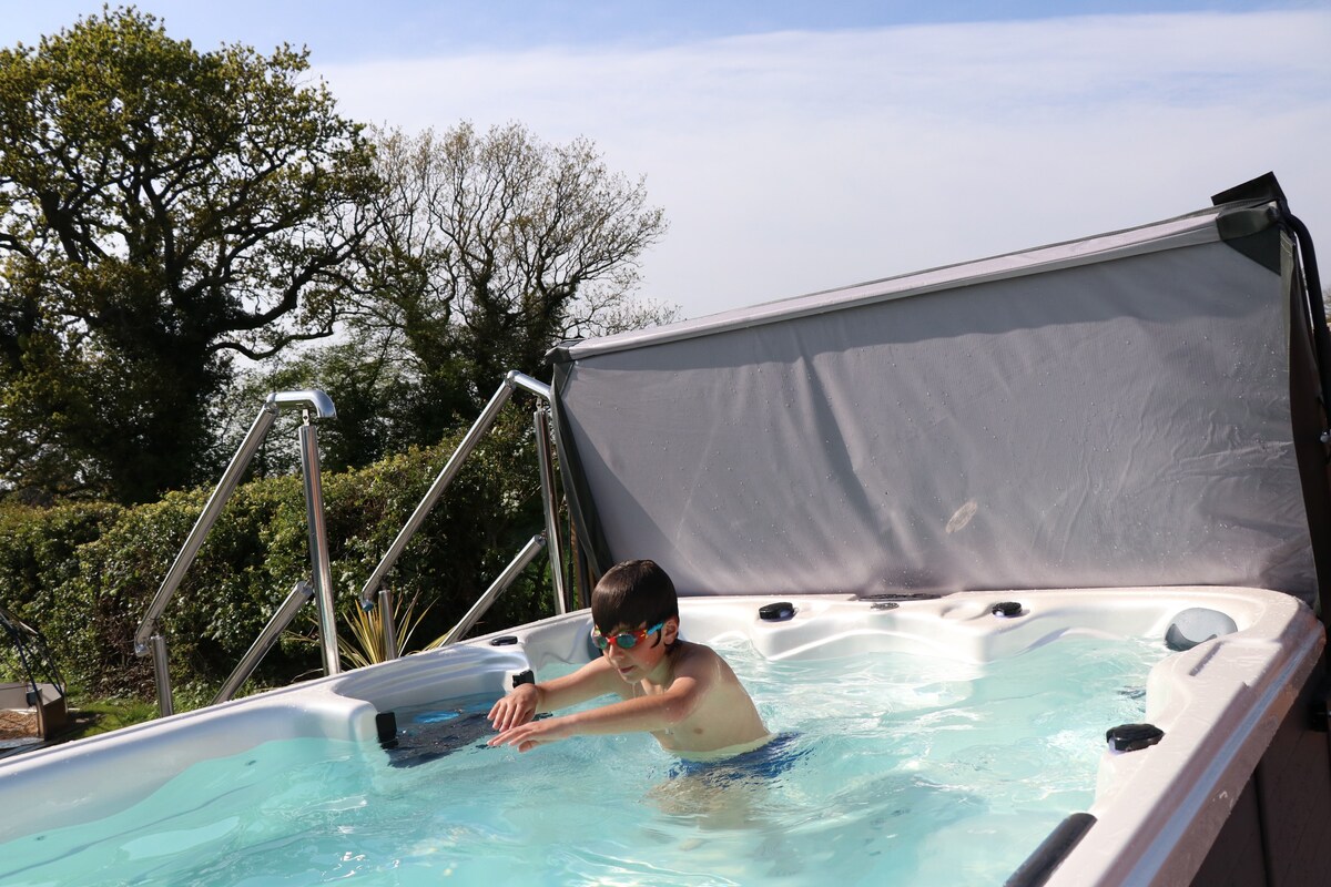 Coastal luxury-sleeps8-swim-spa!