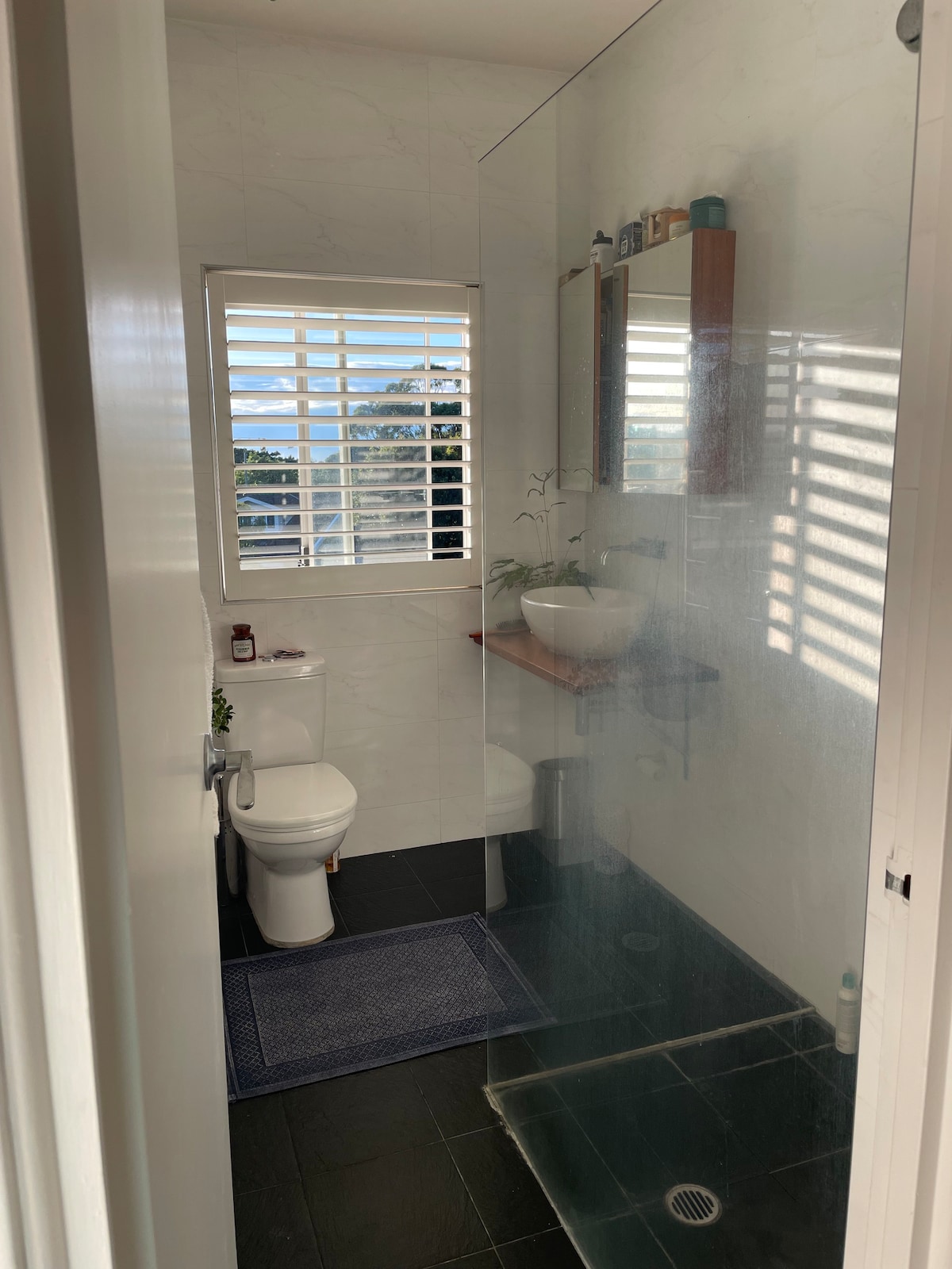 Single room, top floor Bondi apt