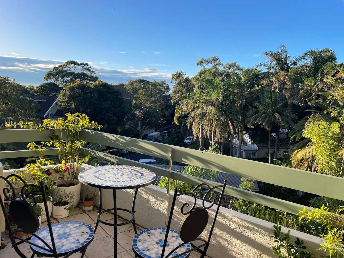 Single room, top floor Bondi apt