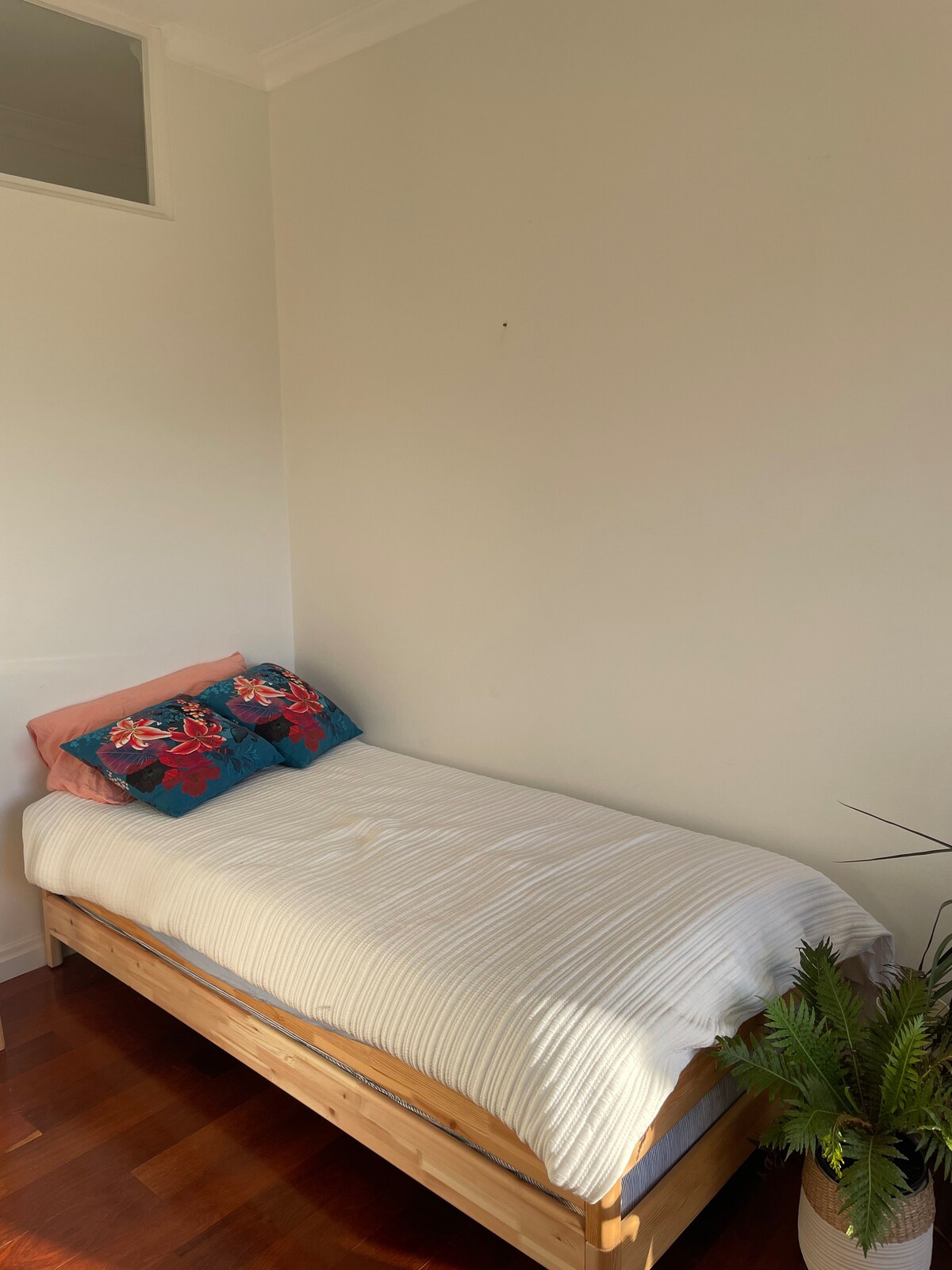 Single room, top floor Bondi apt