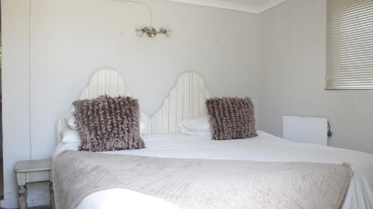 Self-catering 
Twin beds