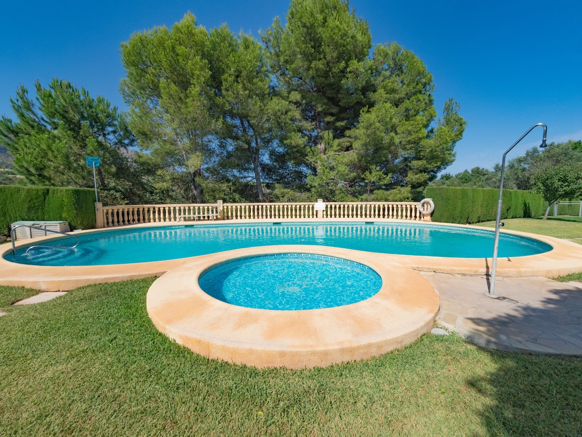 Adosado esquinero urbanización piscina comunitaria