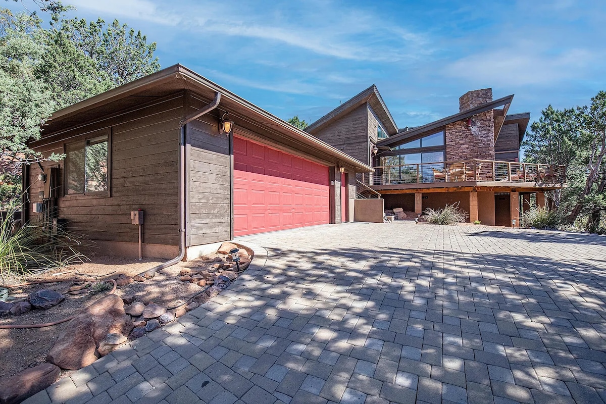 Cozy Modern Cabin in the Woods