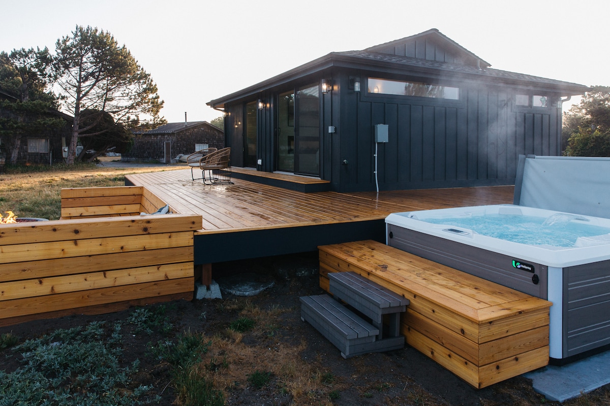 Lux Coastal Retreat & Hot Tub