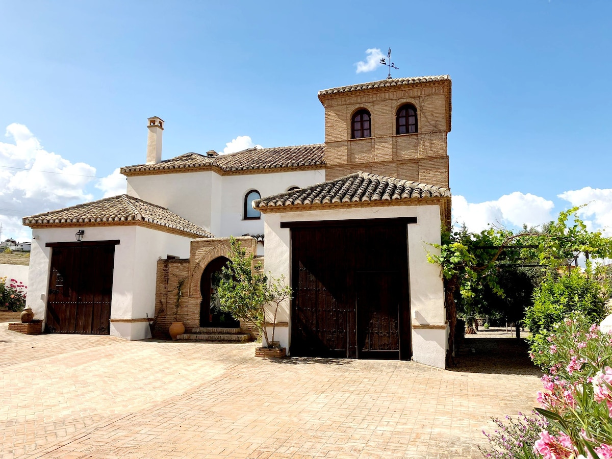 Villa with pool and stunning views in Granada