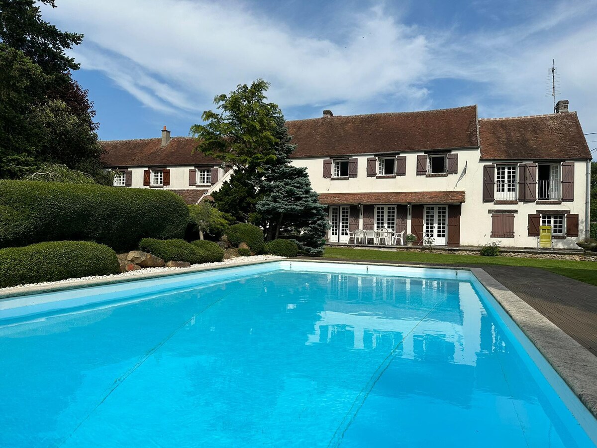 Magnifique longère briarde avec piscine chauffée