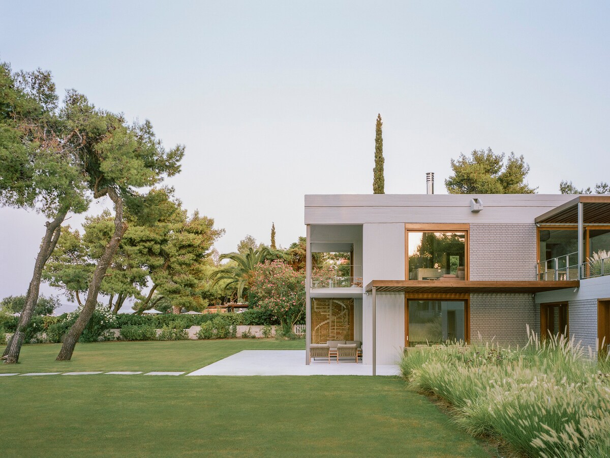 Beautiful seaside villa + pool