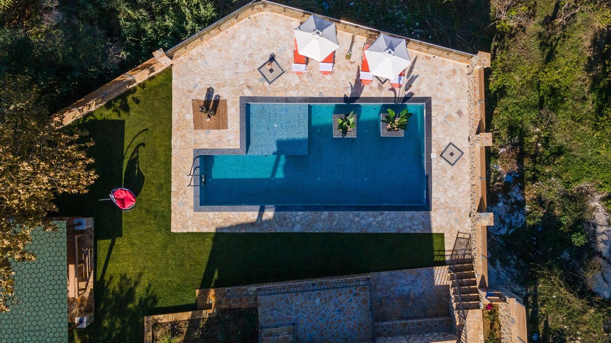 Villa Licaj - 4 Bedroom Villa with Private Pool