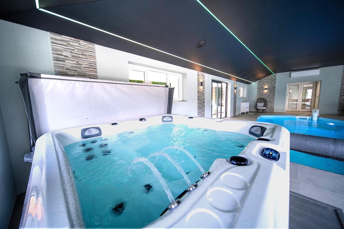 20 Guest Luxury Stay - Pool, Hot Tub, Sauna & Gym