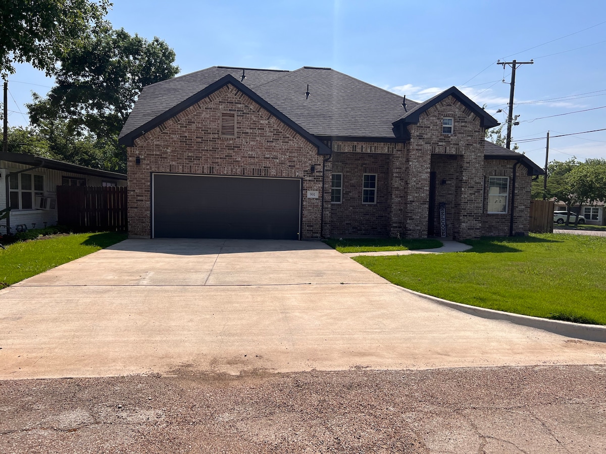 Great house to enjoy! 7 min walk to AT&T stadium