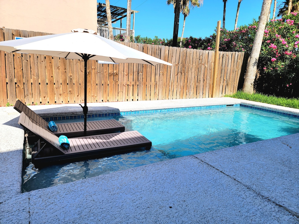 Private Pool, Barbecue + Backyard for family fun!