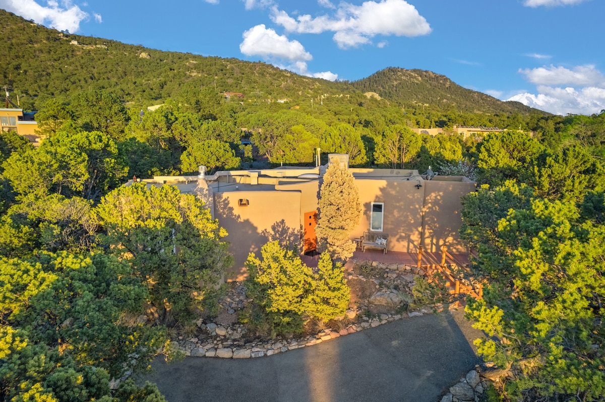 Mountain Foothills Tuxedo Casita, Hot Tub & Views