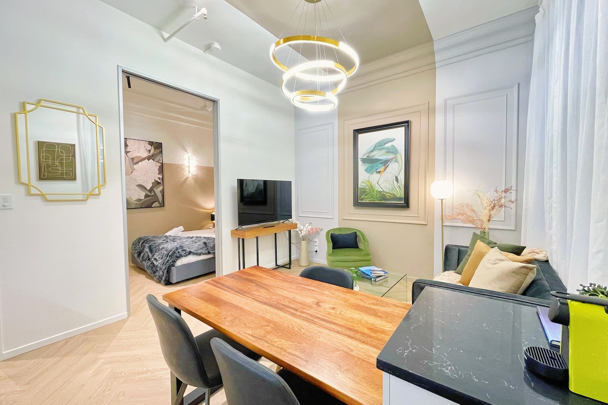 Stylish Chic: Stunning 1BR Gem on Queen St