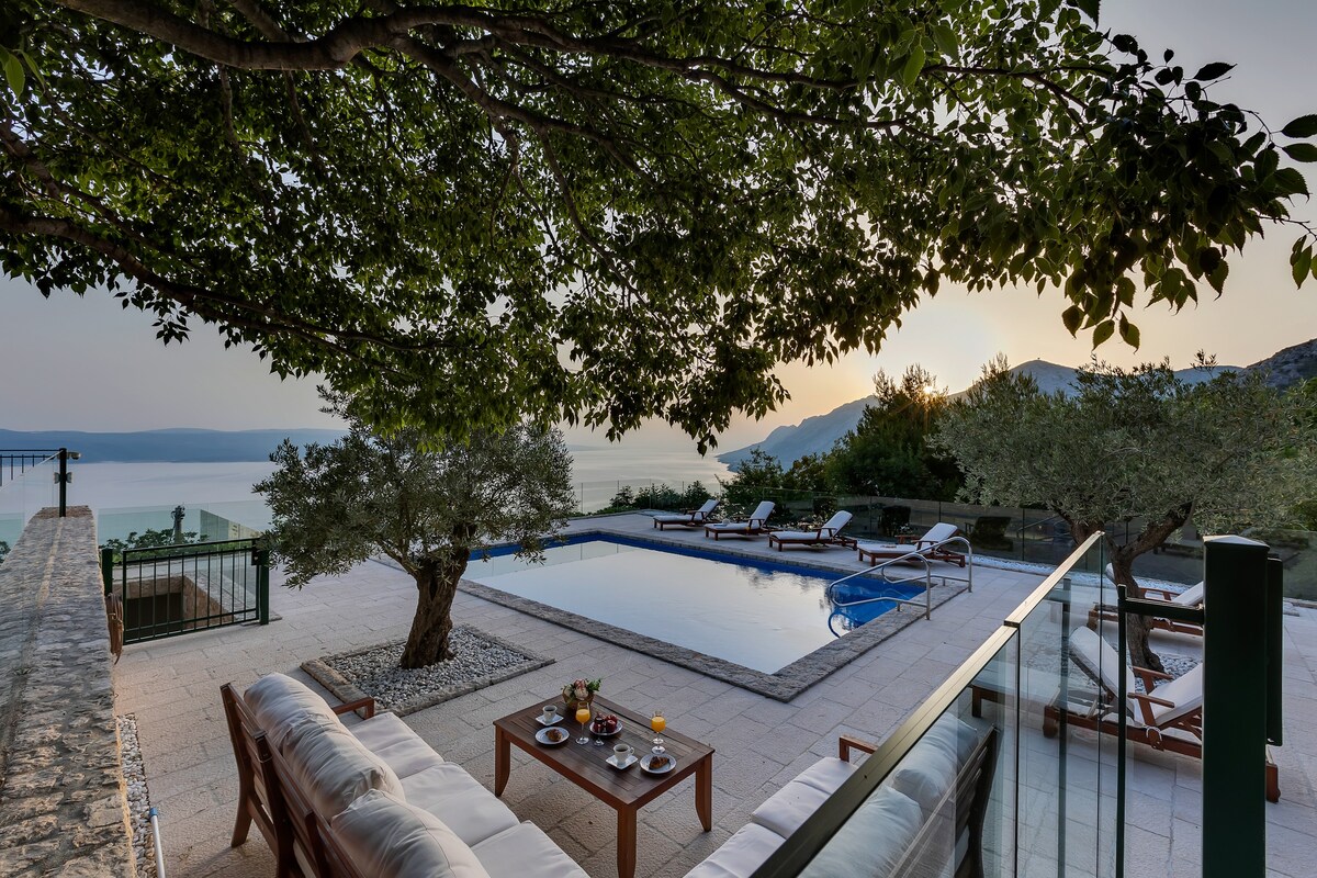 Dalmatian Style Villa with Sea View