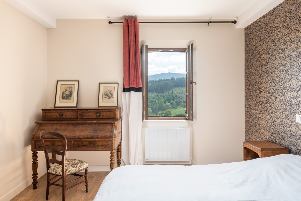 Appartement avec vue sur les forêts du Beaujolais