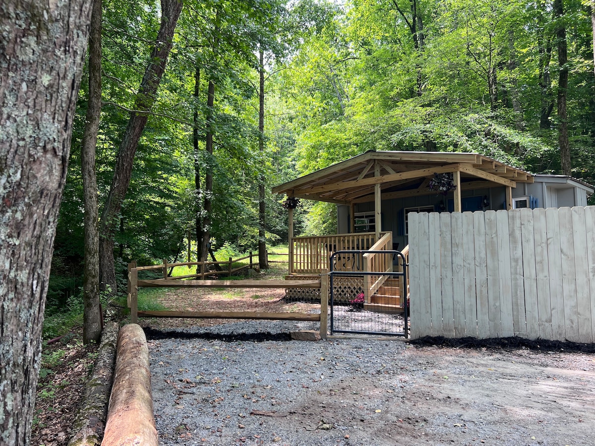 Private 1BR Cabin With Fenced In Dedicated Yard