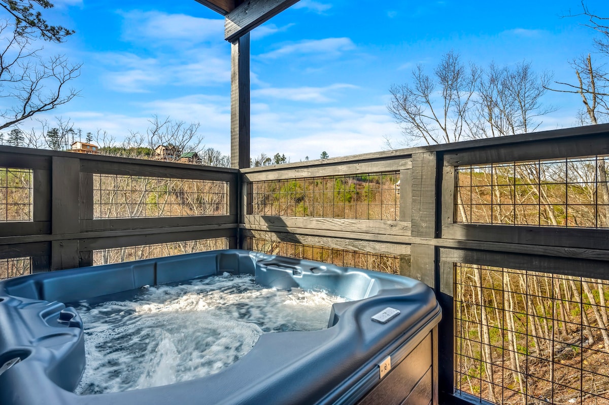 Luxury 2King! Hot tub! Close to Dollywood! Views