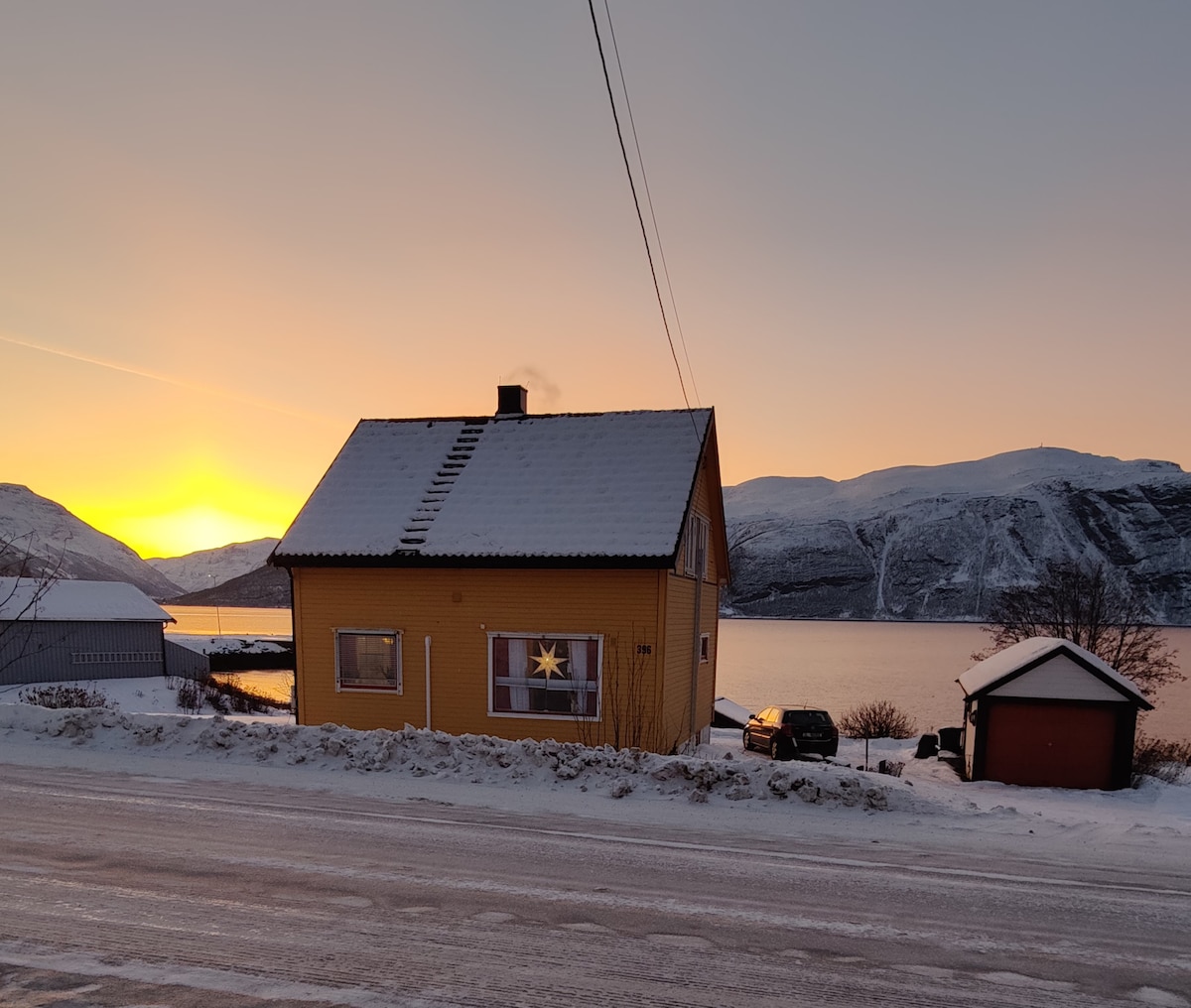 3-kerroksinen omakotitalo meren rannalla