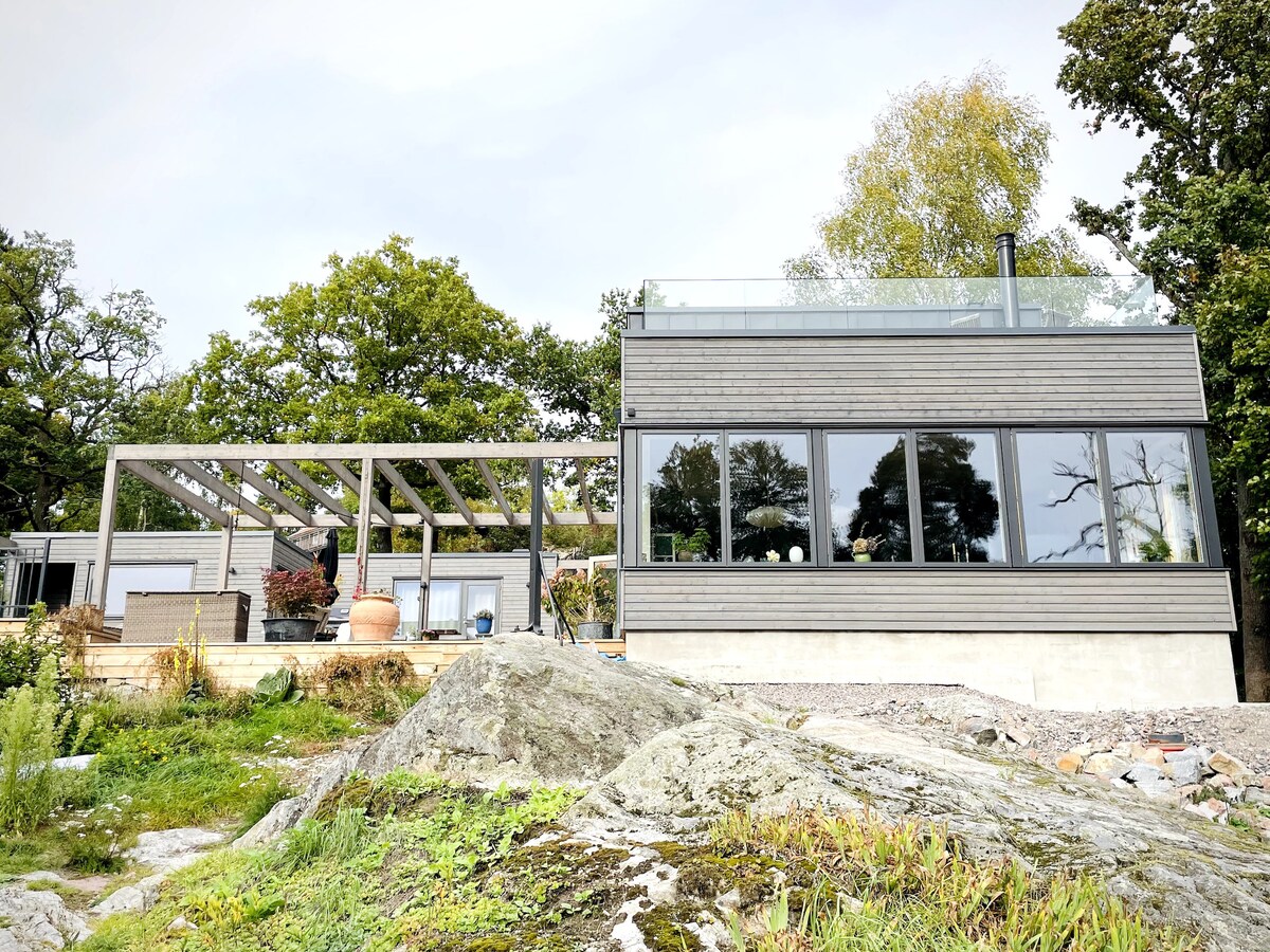 Nybyggd villa på idyllisk ö nära city