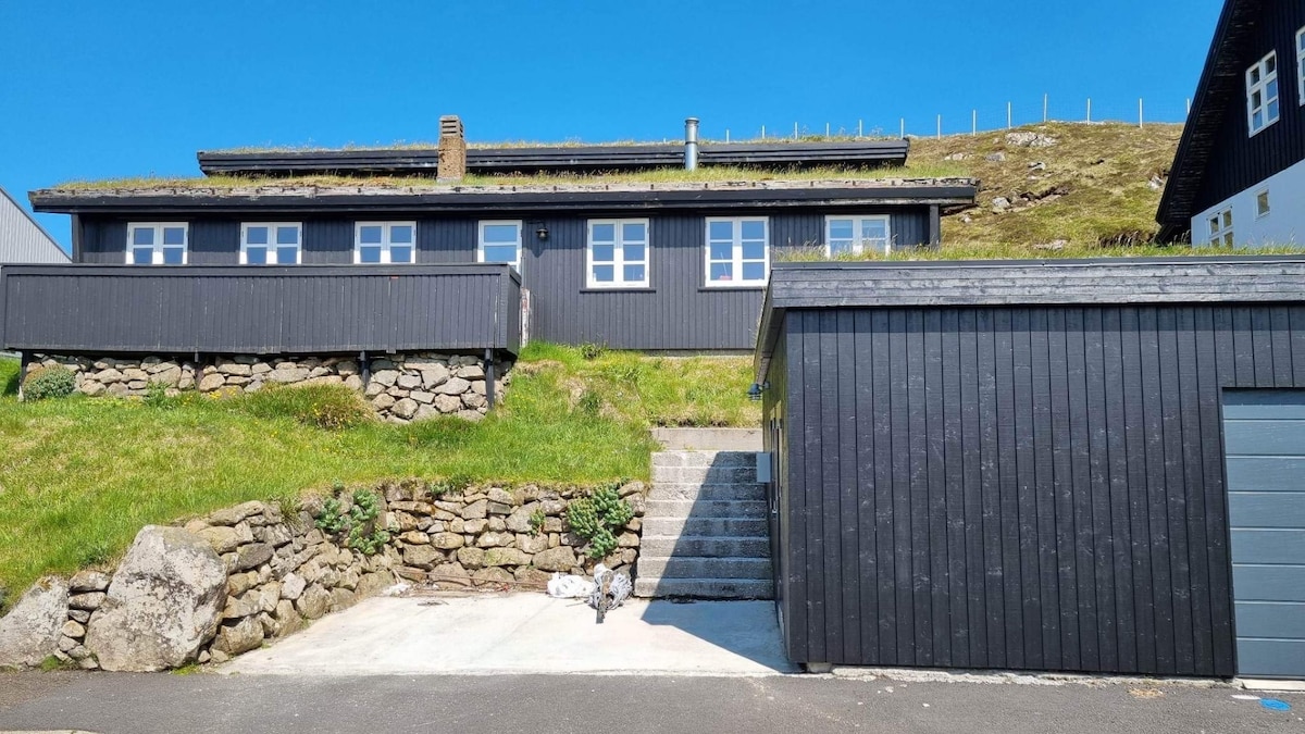 Cosy grass turf roofed house near Tórshavn