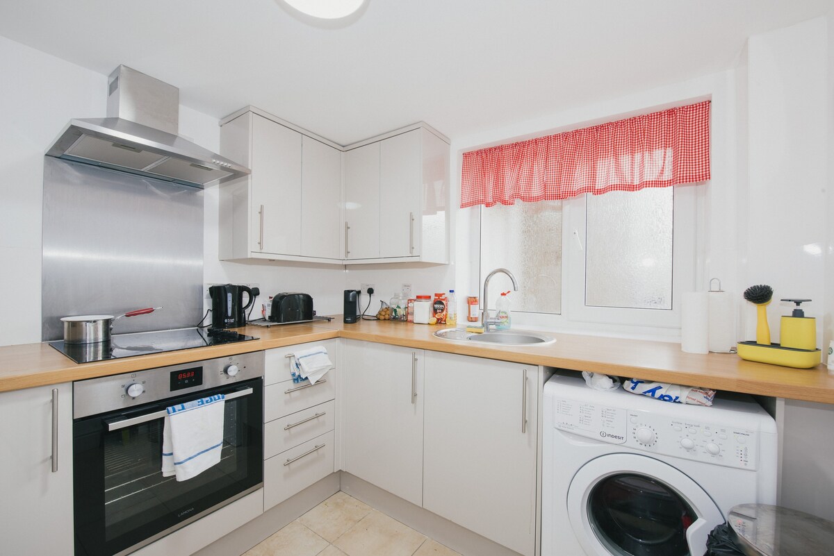 2-Bedroom Flat in Cambridge • Free Wi-Fi & Parking