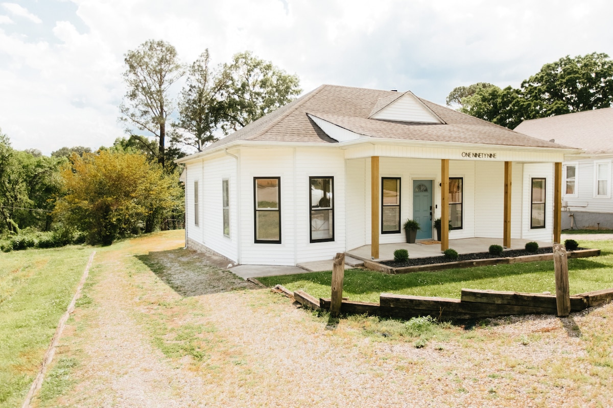 Lakeside Cottage-Boat Parking! Walk to Marina!