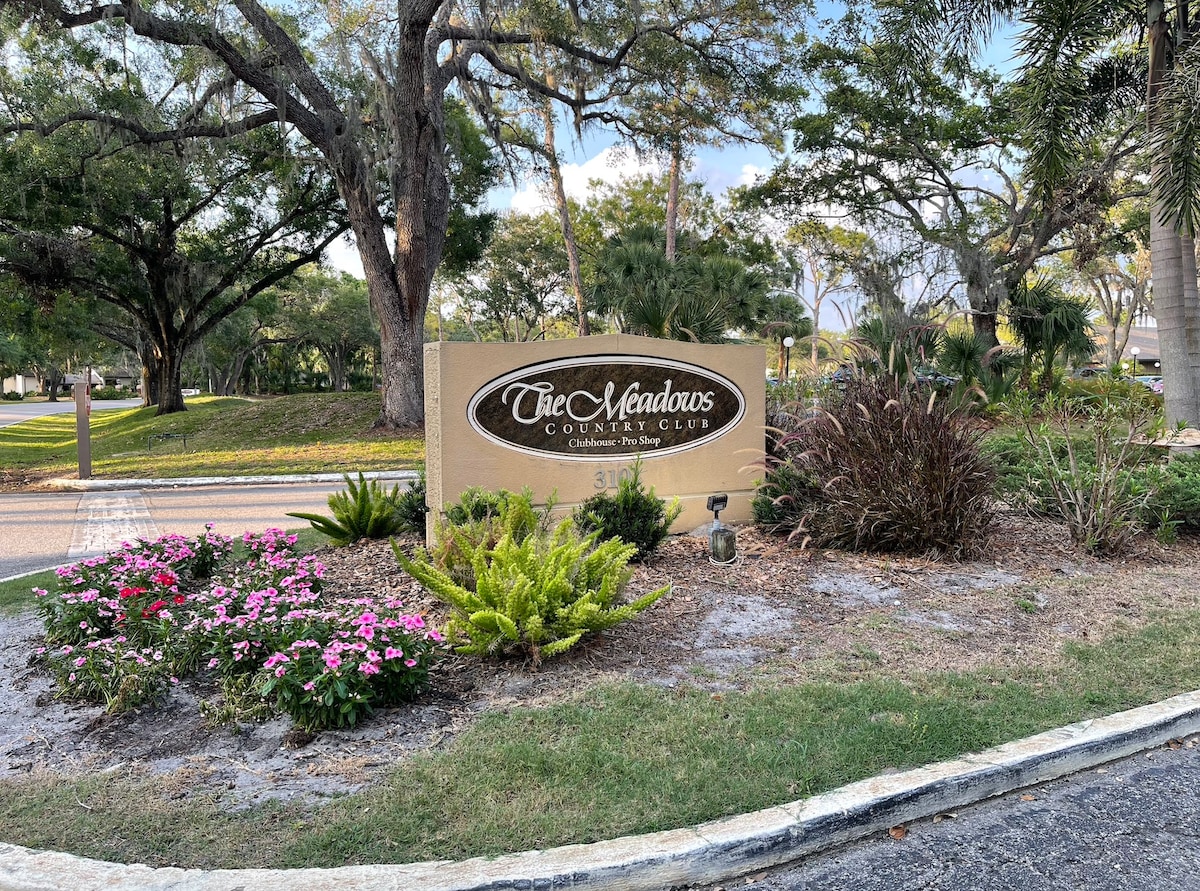 Cozy Condo with Golf Course View